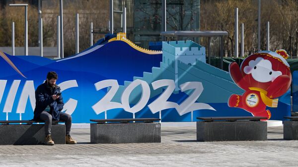 Мужчина у стенда с символикой Паралимпийских игр на территории международного мультимедийного центра (1 марта 2022). Пекин - Sputnik Արմենիա