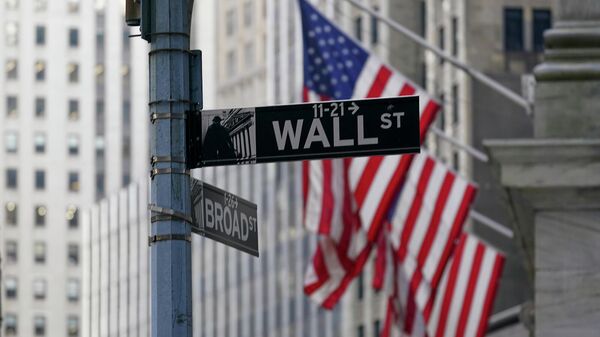 Вывеска с надписью Уолл-стрит на фоне американских флагов в финансовом районе Нью-Йорка - Sputnik Армения