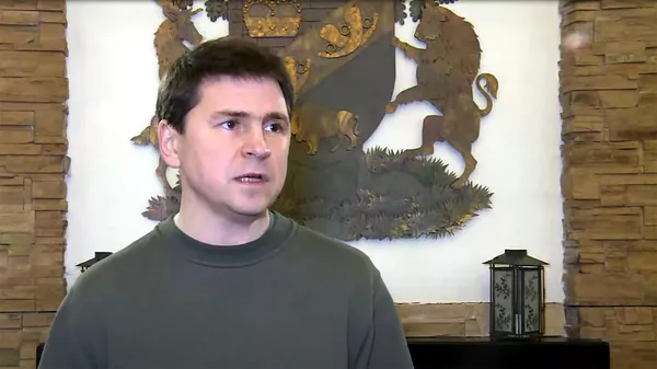 Советник руководителя Офиса президента Украины Михаил Подоляк отвечает на вопросы журналистов после завершения российско-украинских переговоров (3 марта 2022). Белоруссия - Sputnik Армения