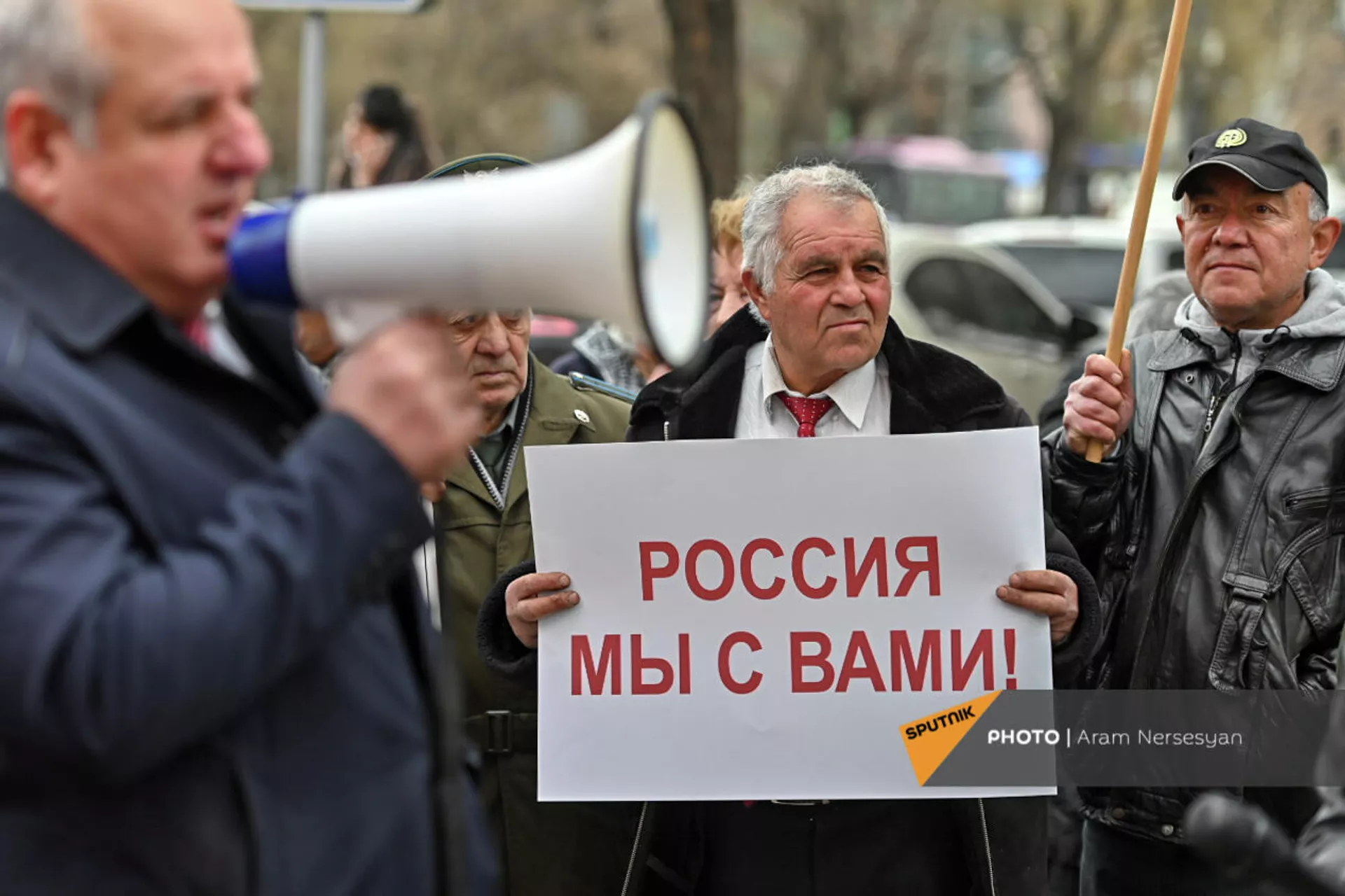 Компартия Армении провела акцию поддержки у посольства России (4 марта 2022). Еревaн - Sputnik Армения, 1920, 04.03.2022