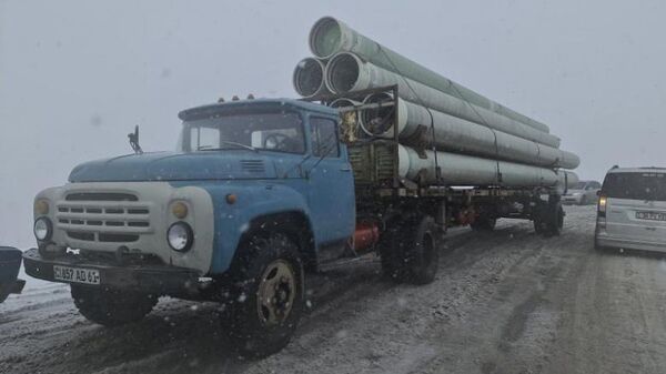 Грузовой автомобиль на дороге Грузовой автомобиль на дороге - Sputnik Армения