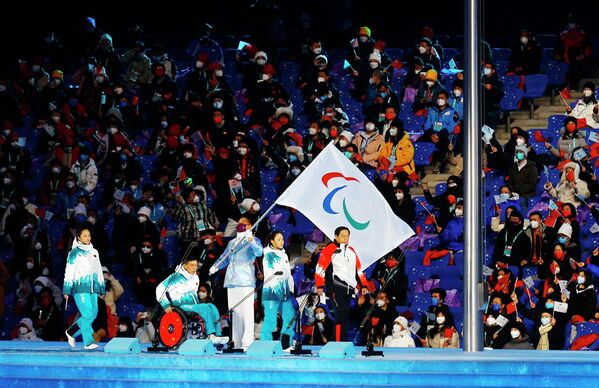 Флаг Паралимпийских игр на церемонии открытия 4 марта 2022 года в Пекине - Sputnik Армения