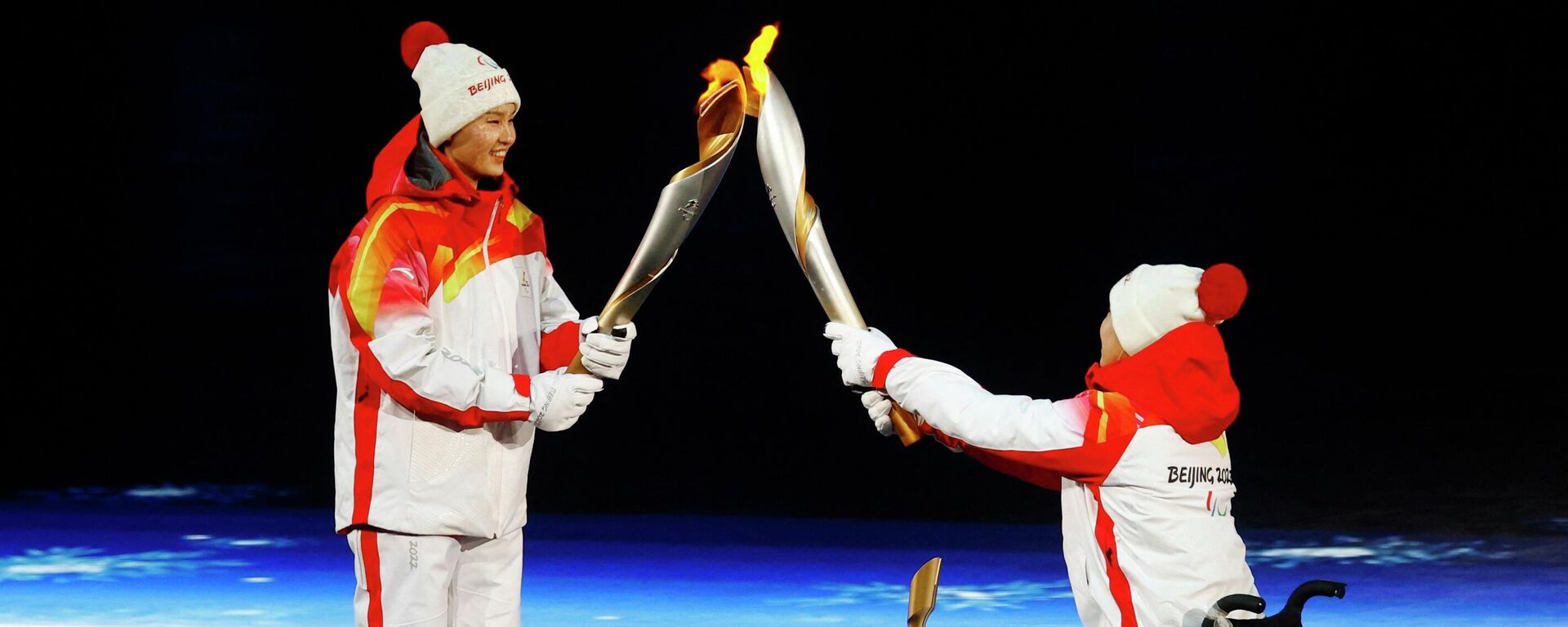 Ма Цзя и Чжан Сюэмэй из Китая передают Паралимпийский огонь во время церемонии открытия Паралимпиады (4 марта 2022). Пекин - Sputnik Армения, 1920, 16.03.2022