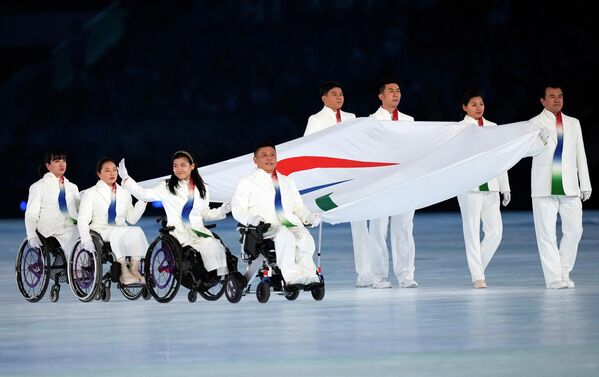 Спортсмены несут паралимпийский флаг - Sputnik Армения