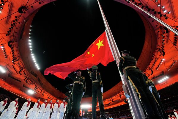 Հանդիսավոր պահակախումբը բարձրացնում է Չինաստանի դրոշը - Sputnik Արմենիա