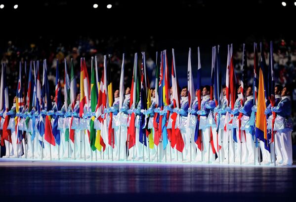 Կամավորները պահում են Պարալիմպիկ խաղերի մասնակից երկրների դրոշները - Sputnik Արմենիա