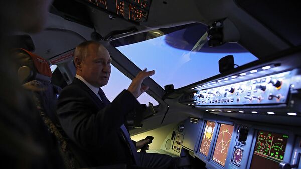 Президент России Владимир Путин осматривает тренажёры для подготовки лётного состава в ходе посещения авиационного учебно-тренажёрного комплекса ПАО Аэрофлот (5 марта 2022). Московская область - Sputnik Армения