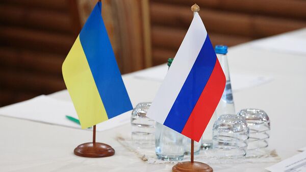 Флажки на столе, за которым пройдут российско-украинские переговоры - Sputnik Армения