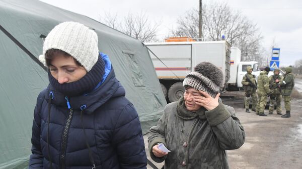 Беженцы с подконтрольной ВСУ территории в районе Мариуполя  - Sputnik Армения