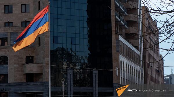 Армянский триколор на фоне новостройки - Sputnik Армения