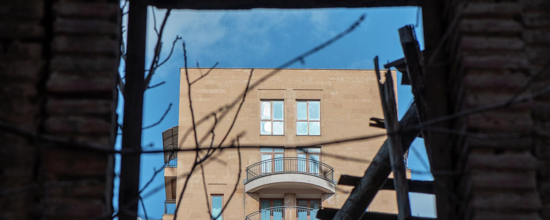 Новостройка в окне исторического, полуразрушенного дома на улице Бузанда - Sputnik Армения, 1920, 04.01.2023