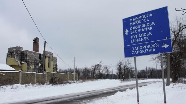 Дорожный указатель с направленикм в Мариуполь  - Sputnik Армения