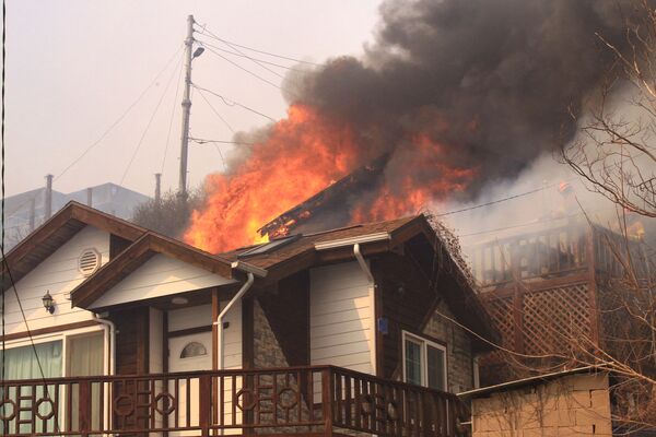 Объятые пожаром дома в Тонхэ в Южной Корее - Sputnik Армения