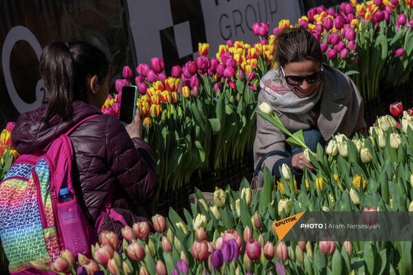 Среди покупателей цветов немало иностранцев, прибывших в Ереван из разных стран - Sputnik Армения
