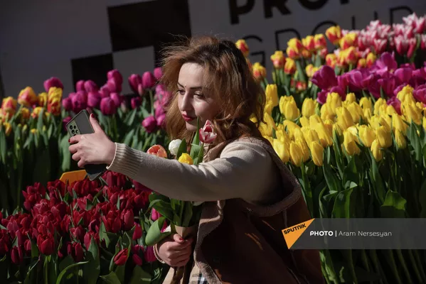 Любители селфи нашли удобный ракурс и кропотливо добиваются желаемой фотографии Любители селфи нашли удобный ракурс и кропотливо добиваются желаемой фотографии - Sputnik Армения