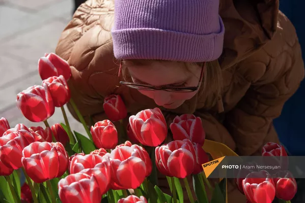 Покупатели могут выбрать любые понравившиеся цветы и собрать из них букет Покупатели могут выбрать любые понравившиеся цветы и собрать из них букет - Sputnik Армения