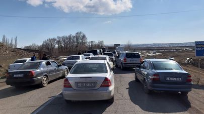 Фермеры Ширакской области перекрыли трассу Гюмри - Ереван с требованием стабилизации или субсидирования роста цен на удобрения (7 марта 2022). Гюмри
