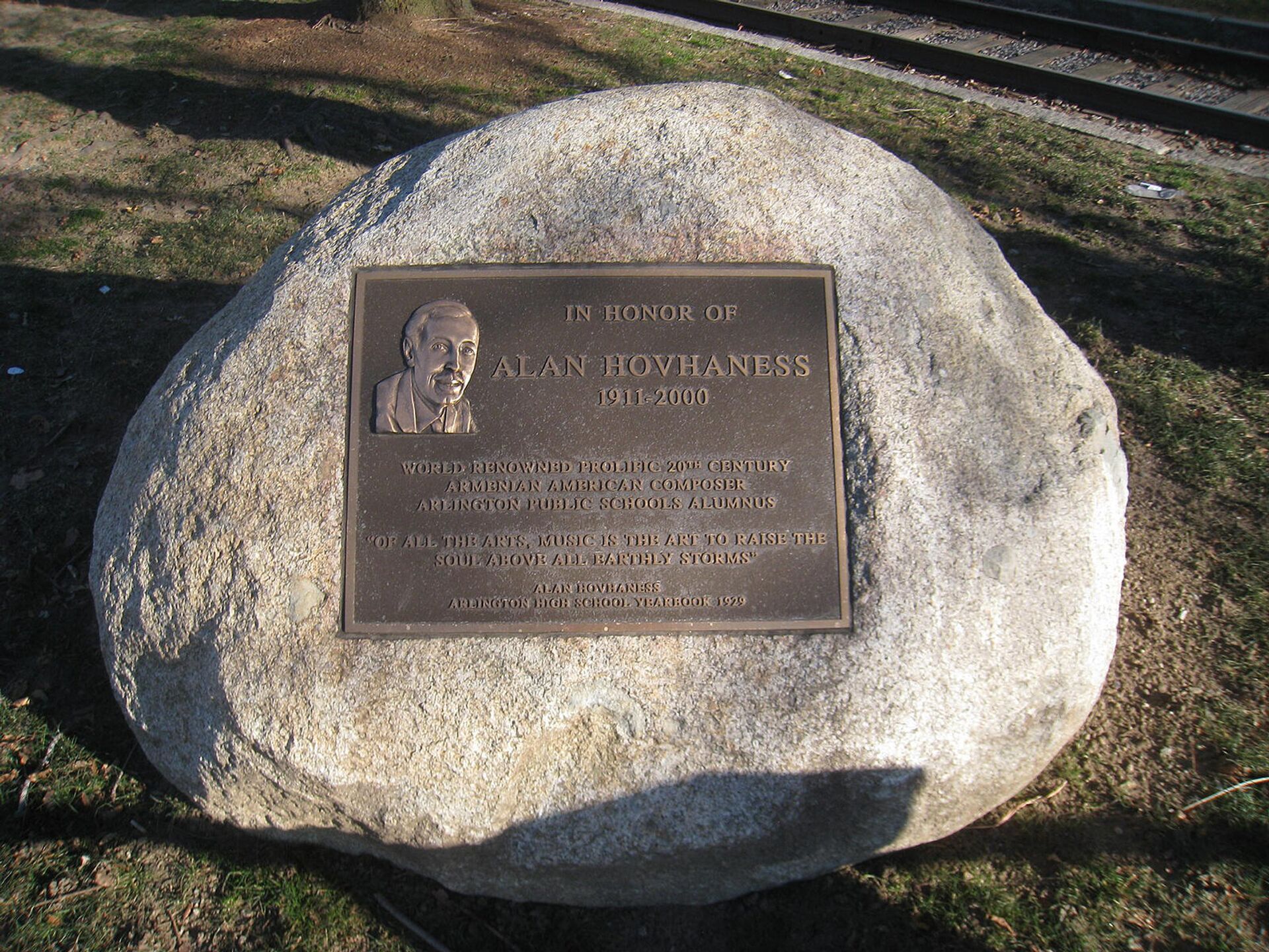 Мемориальная доска композитора Алана Ованнеса в парке Уиттемор, Арлингтон, Массачусетс, США - Sputnik Армения, 1920, 08.03.2022