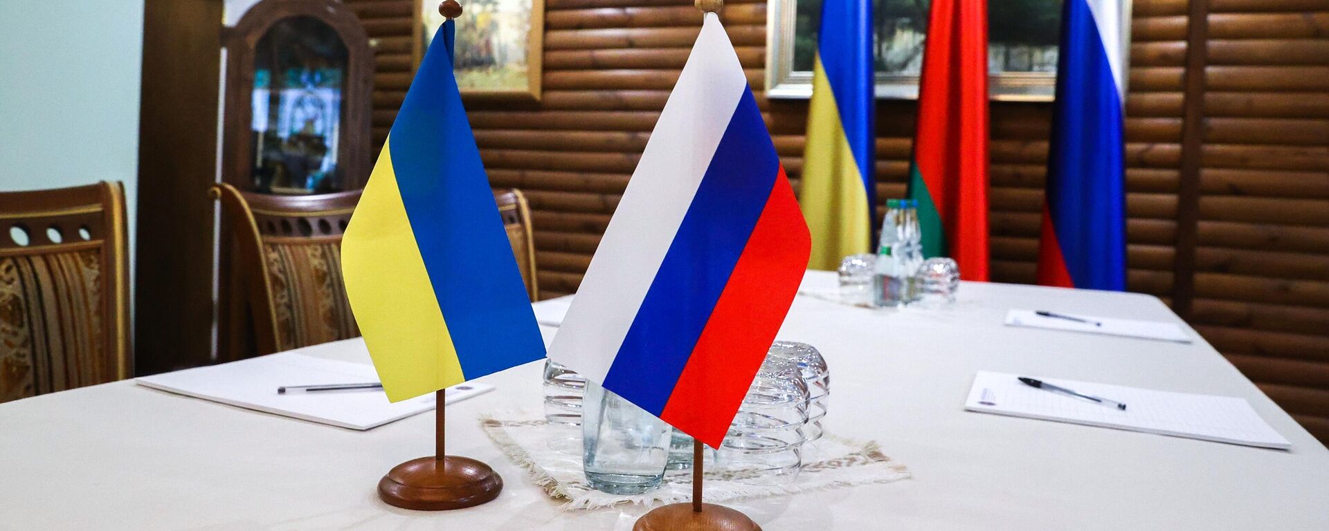 Стол, за которым пройдет третий раунд переговоров между Россией и Украиной (7 марта 2022). Беловежская Пуща - Sputnik Армения, 1920, 09.03.2022