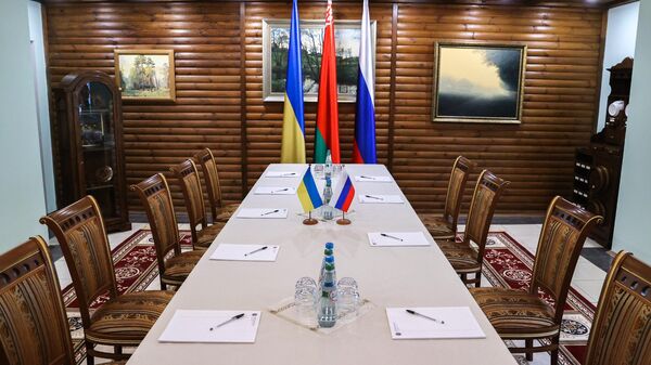 Стол, за которым пройдет третий раунд переговоров между Россией и Украиной (7 марта 2022). Беловежская Пуща - Sputnik Армения