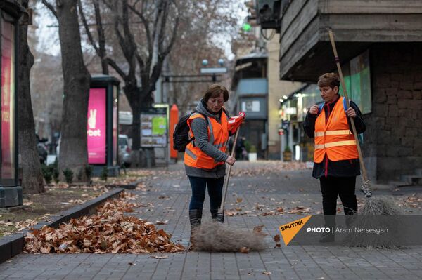 Сотрудники организации Вывоз мусора и санитарная очистка Еревана  за работой - Sputnik Армения