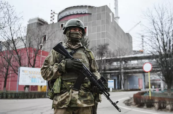 Российский военнослужащий на территории Запорожской АЭС - Sputnik Армения