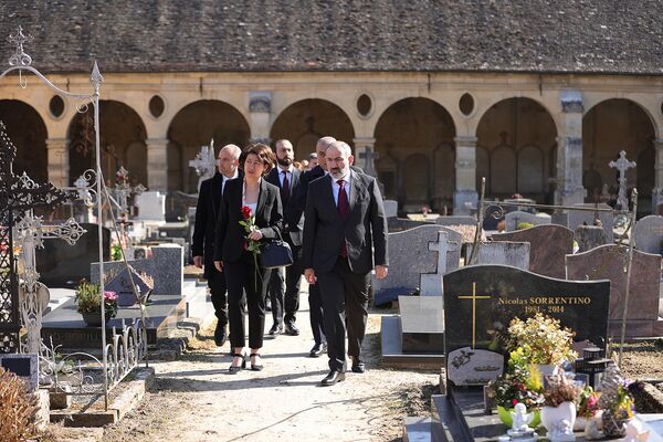 Премьер-министр Никол Пашинян почтил память Шарля Азнавура (9 марта 2022). Париж - Sputnik Արմենիա