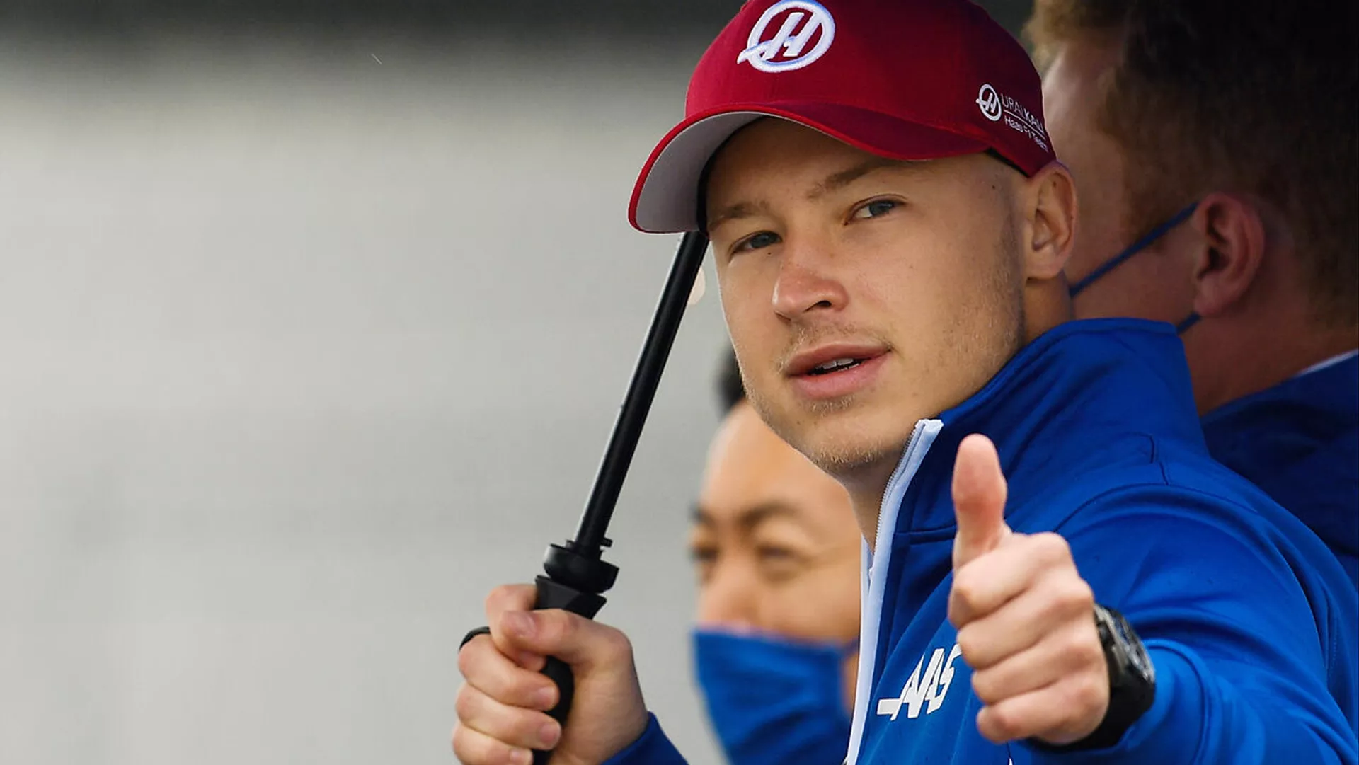 Пилот команды Uralkali Haas F1 Team Никита Мазепин обходит трассу перед началом этапа чемпионата мира по кольцевым автогонкам в классе Формула-1 - Гран-при России (23 сентября 2021). Сочи