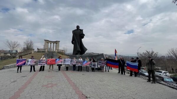 Акция протеста у посольства США в Армении в защиту действий России на Украине - Sputnik Армения