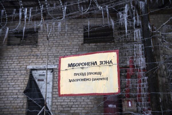 Табличка на стене с надписью &quot;Проезд воспрещен&quot; - Sputnik Армения