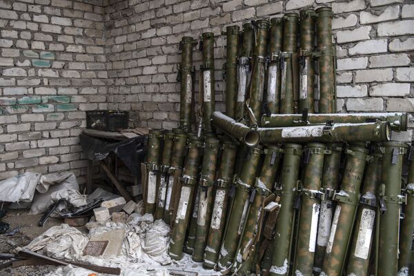 Ручные противотанковые гранатометы, расставленные айдаровцами у стены. - Sputnik Армения