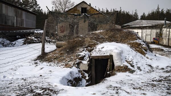 Территория бывшего колбасного завода, в котором была создана нелегальная тюрьма нацбатальона Айдар, в селе Половинкино  - Sputnik Армения