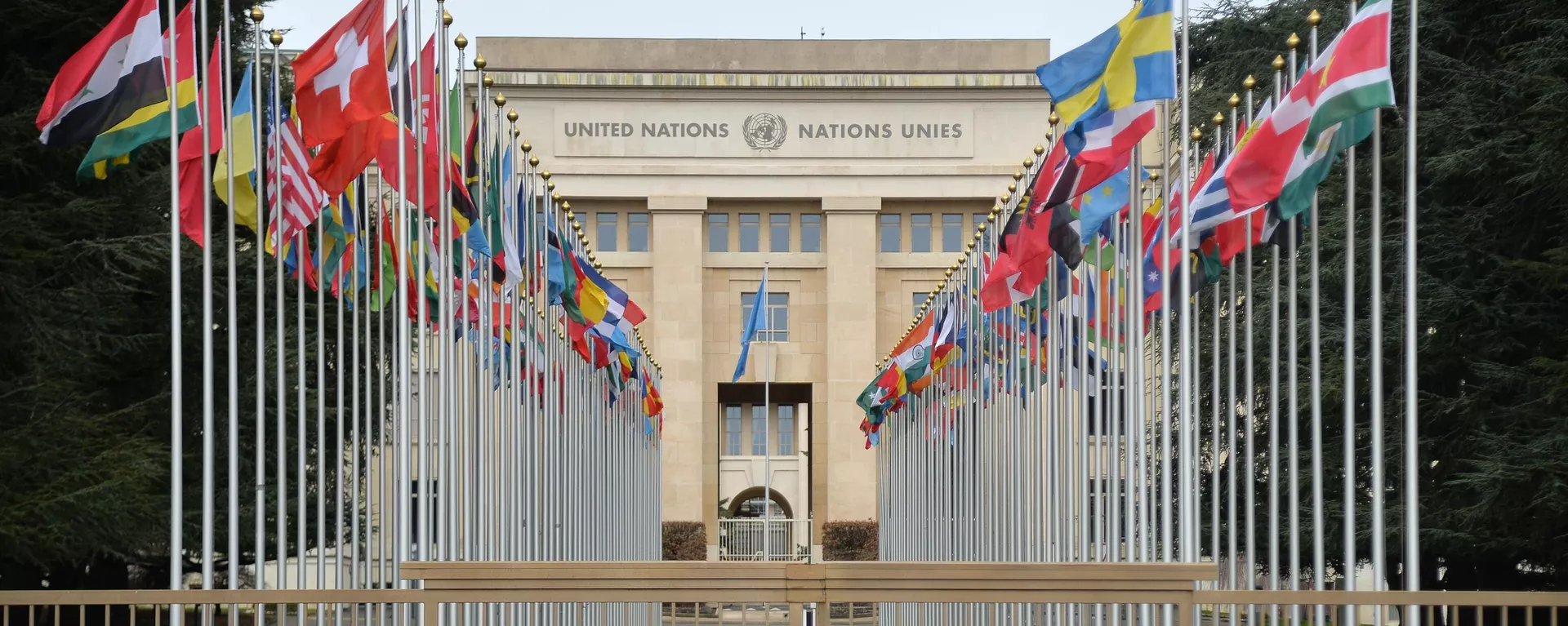 Флаги у здания Организации Объединённых Наций (United Nations) в Женеве - Sputnik Армения, 1920, 19.12.2023
