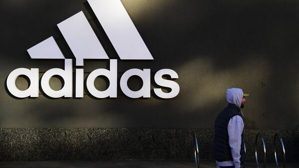 Прохожий у магазина спортивной одежды Adidas в Москве - Sputnik Армения