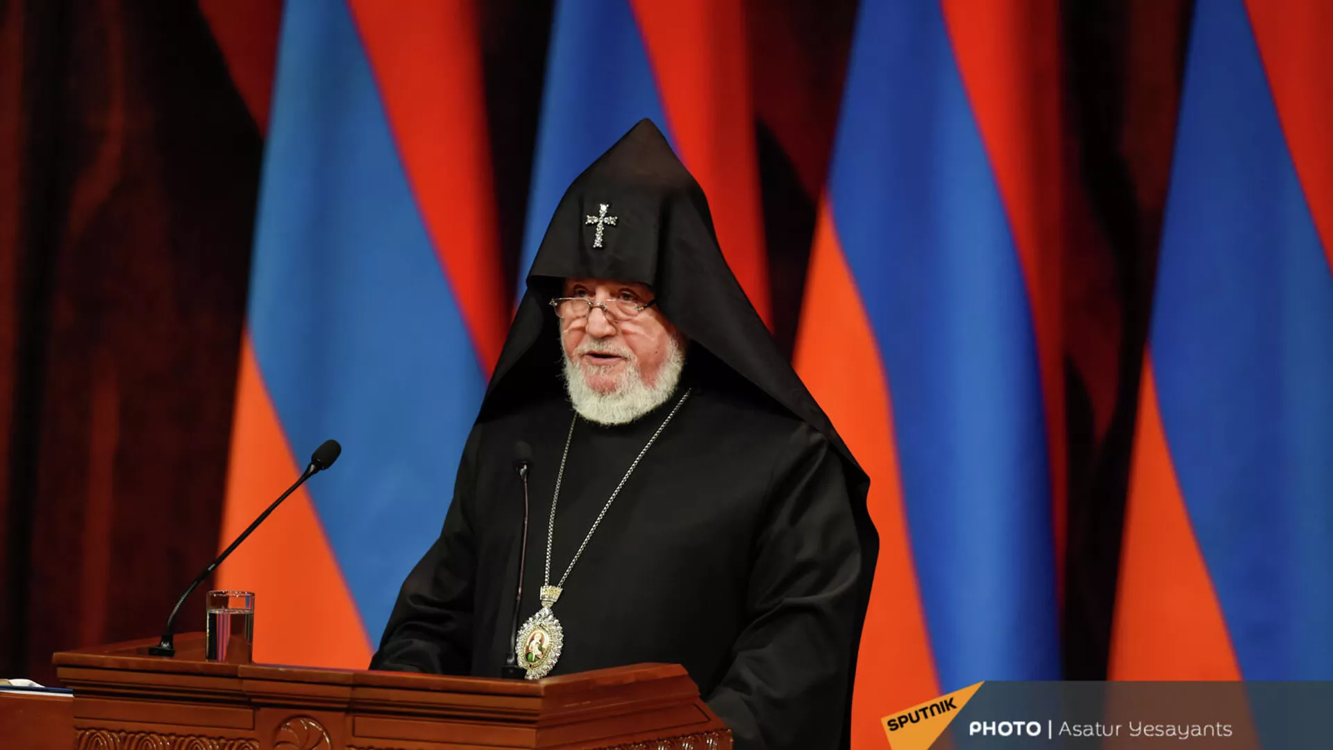 Католикос Гарегин II произносит речь во время официальной церемонии инаугурации пятого президента Армении Ваагна Хачатуряна (13 марта 2022). Еревaн
