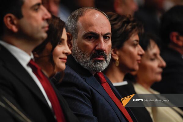Премьер-министр Никол Пашинян с супругой и другие официальные лица - Sputnik Армения