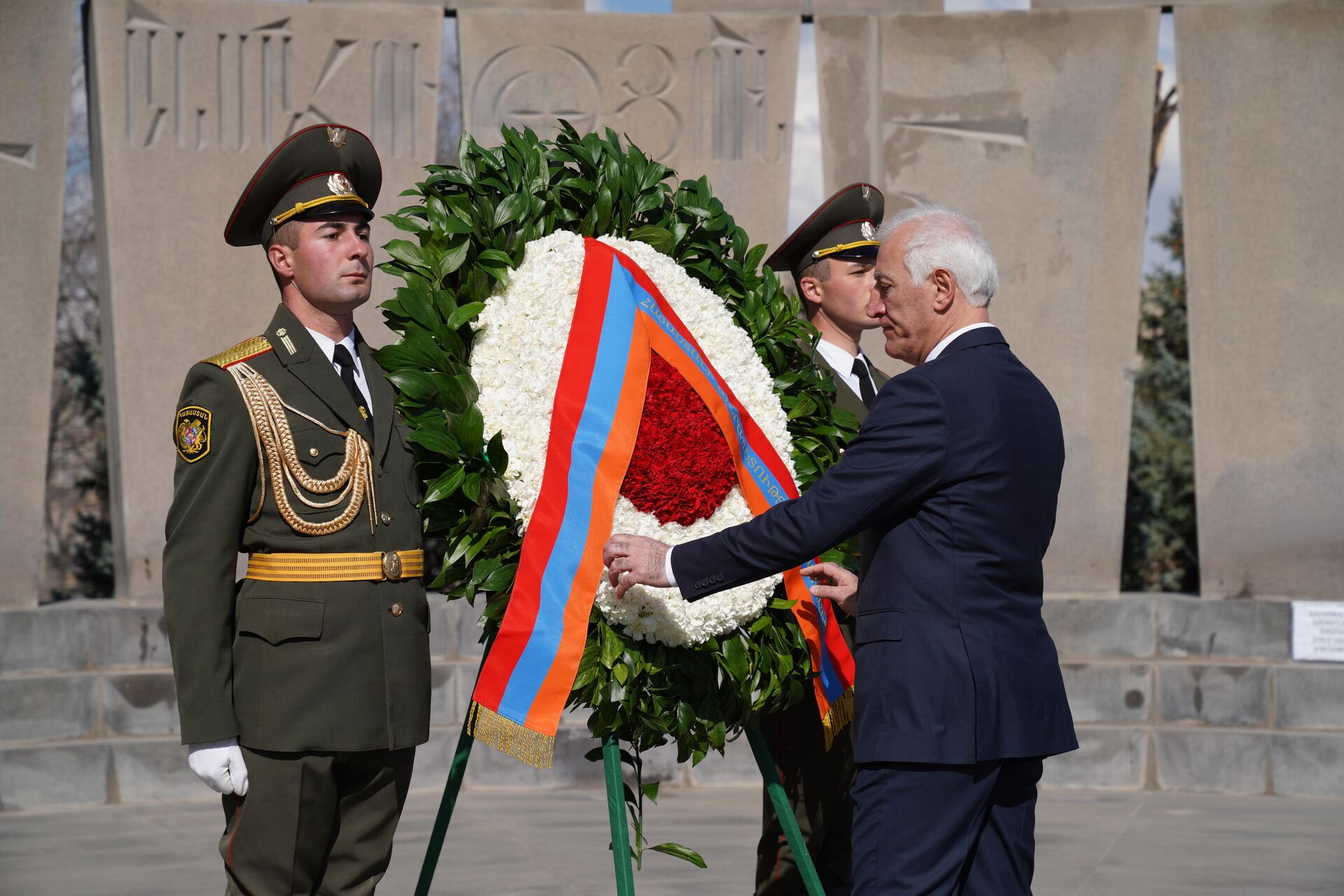 Новоизбранный президент Ваагн Хачатурян посетил военный пантеон Ераблур (13 марта 2022). Еревaн - Sputnik Армения, 1920, 13.03.2022