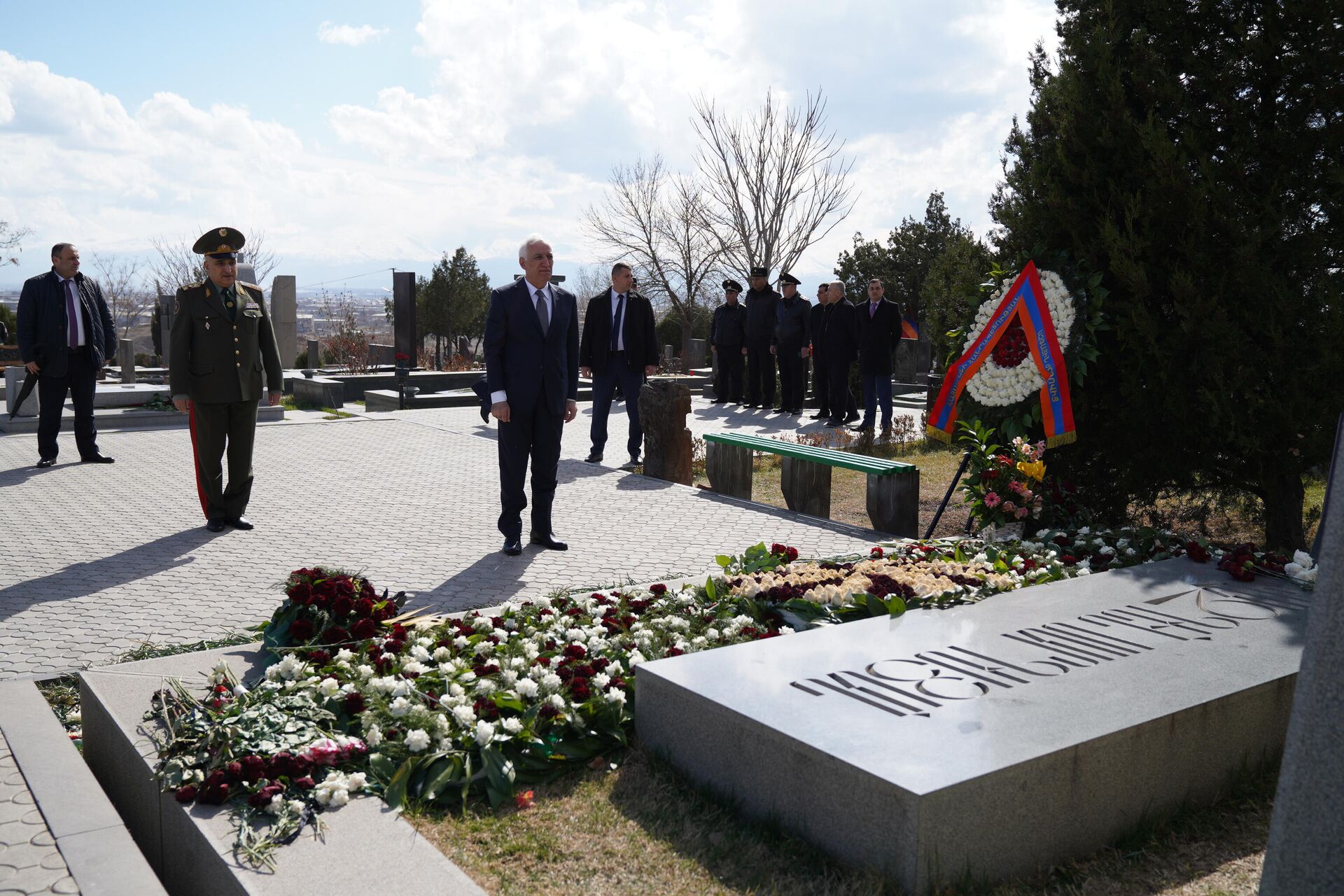 Новоизбранный президент Ваагн Хачатурян посетил военный пантеон Ераблур (13 марта 2022). Еревaн - Sputnik Армения, 1920, 13.03.2022