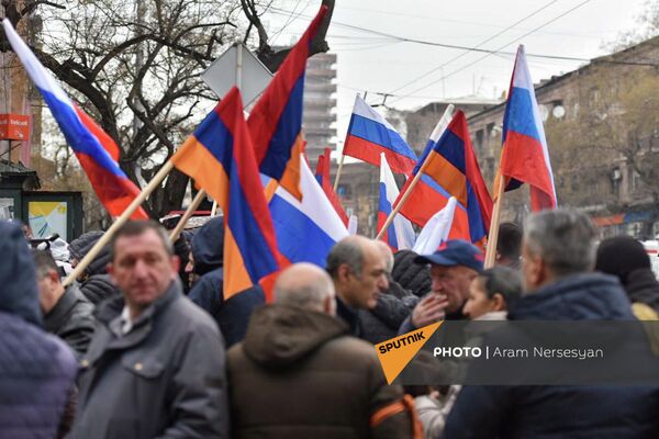 Акция поддержки России перед российским посольством (14 марта 2022). Ереван - Sputnik Армения