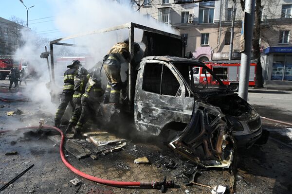 Հրշեջները&#x60; Դոնեցկի կենտրոնում տեղի ունեցած պայթյունի հետևանքով ավերված մեքենայի մոտ  - Sputnik Արմենիա