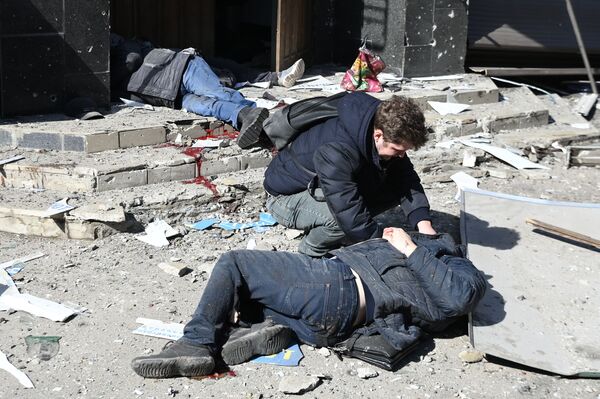 Тела горожан, погибших при взрыве в центре Донецка.  - Sputnik Армения
