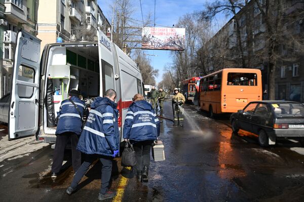 Сотрудники скорой медицинской помощи на месте взрыва в центре Донецка. - Sputnik Армения