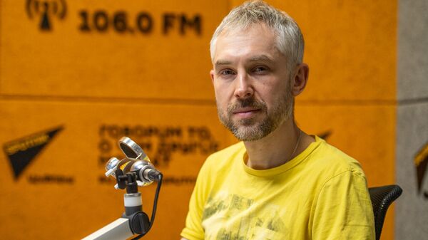 Դպրոցի տեխնոլոգիաների ուսուցիչ, գլուխկոտրուկների հեղինակ Կիրիլ Գրեբնևը Sputnik ռադիոկայանի տաղավարում - Sputnik Արմենիա