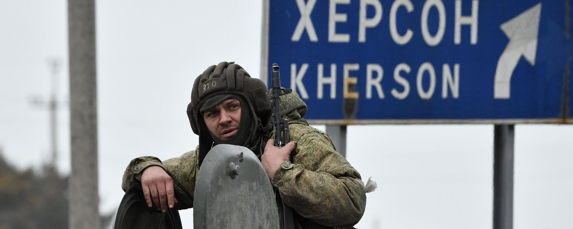 Российские военнослужащие в колонне военной техники на шоссе возле границы с Украиной в Армянске. - Sputnik Армения, 1920, 15.03.2022