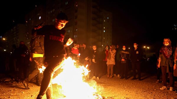 Прыжки через костер на празднике огня Чахаршанбе-Сури в Тегеране  - Sputnik Արմենիա