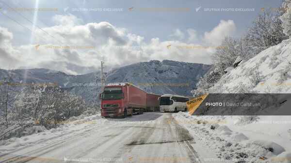 Фуры на дороге в Армении - Sputnik Армения