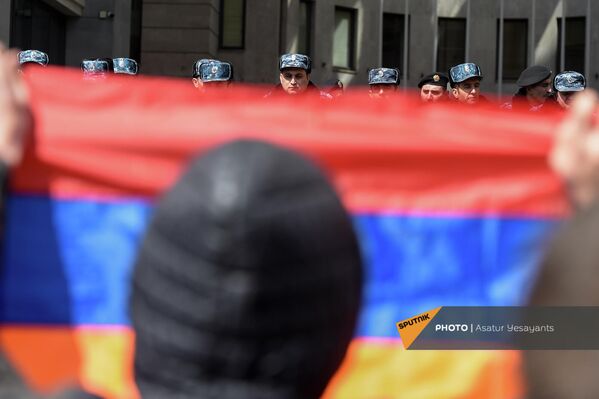 Բողոքի ակցիա ԱԳՆ շենքի մոտ (17 մարտի, 2022թ). Երևան - Sputnik Արմենիա