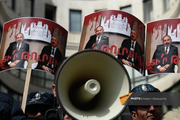 Ցուցարարների ձեռքին Փաշինյանի և Ալիևի նկարով պաստառ է. բողոքի ակցիա ԱԳՆ շենքի մոտ - Sputnik Արմենիա