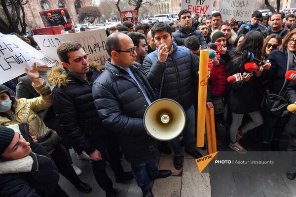 «Պատիվ ունեմ» խմբակցության պատգամավոր Հայկ Մամիջանյանը&#x60; բողոքի ակցիային - Sputnik Արմենիա
