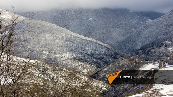 Холм рядом с селом Неркин Ханд, за которым расположились ВС Азербайджана - Sputnik Армения